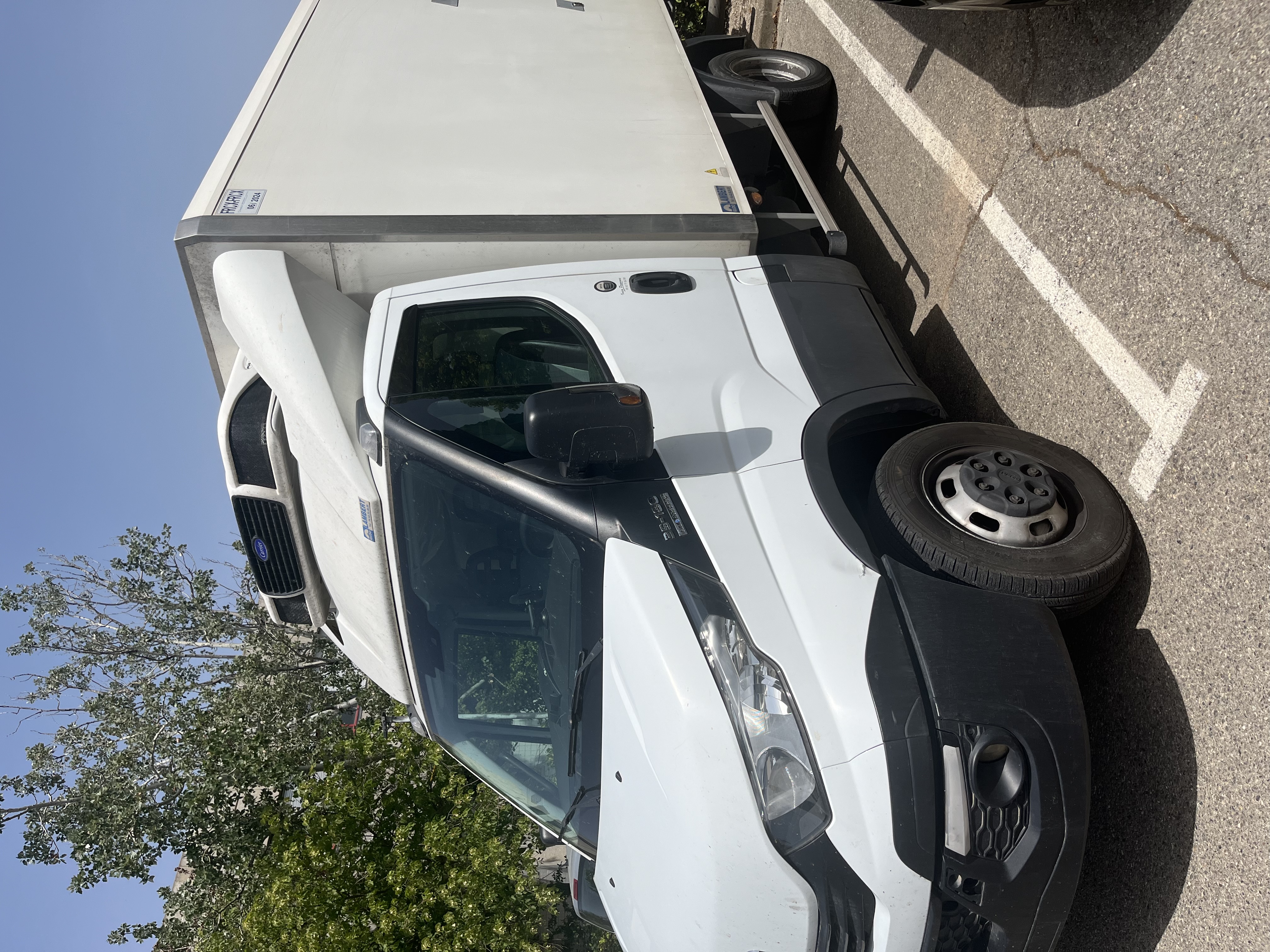 Véhicule avec hayon